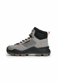 Scarponcino da trekking alto in suede grigio e mesh, con colletto imbottito nero, dettagli arancioni e suola in gomma nera resistente con tacchetti antiscivolo.