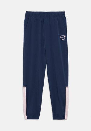 Pantalones deportivos azul marino con cintura elástica, bolsillos laterales y franjas de acento rosa en los puños. Presentan un logo en el muslo izquierdo.