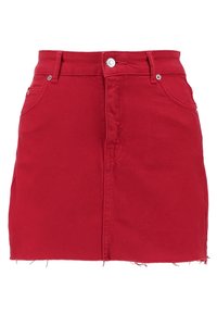 Gonna mini in denim rosso con vita alta, chiusura con bottoni frontali e due tasche laterali. Presenta orlo strappato e tessuto testurizzato.