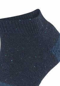 Dunkelblaue Baumwollknöchelsocke mit gesprenkeltem, mehrfarbigem Muster. Gerippter Bündchen am oberen Ende, strukturierte Webart, verstärkte Ferse und Zehenbereiche.