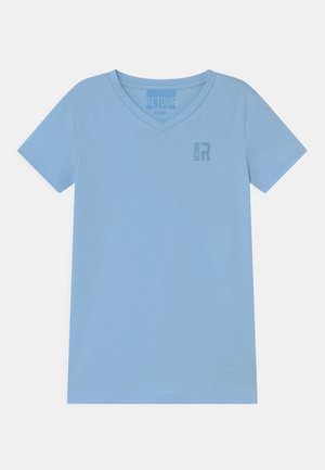 Jasnoniebieska koszulka z krótkim rękawem i dekoltem w serek, z małym logo „RETOUR” oraz literą „R” na lewej piersi.