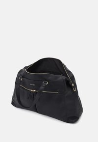 Sac en cuir noir avec quincaillerie dorée, comportant une poche zippée et deux poignées. Le sac a une texture douce et un intérieur spacieux.
