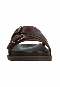Bruine leren sandalen met twee brede banden en zilveren gespen. Getextureerde binnenzool en platte rubberen buitenzool. Casual, open teen ontwerp.