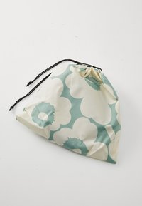 Snorveske med blomstermotiv, prydet med store hvite blomster på en teal bakgrunn. Laget av glatt stoff med svart snorclosing.