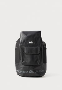 Svart vanntett ryggsekk med rull-topplukking, frontlomme, mesh-sidelommer og grå "Quiksilver"-logo nederst.