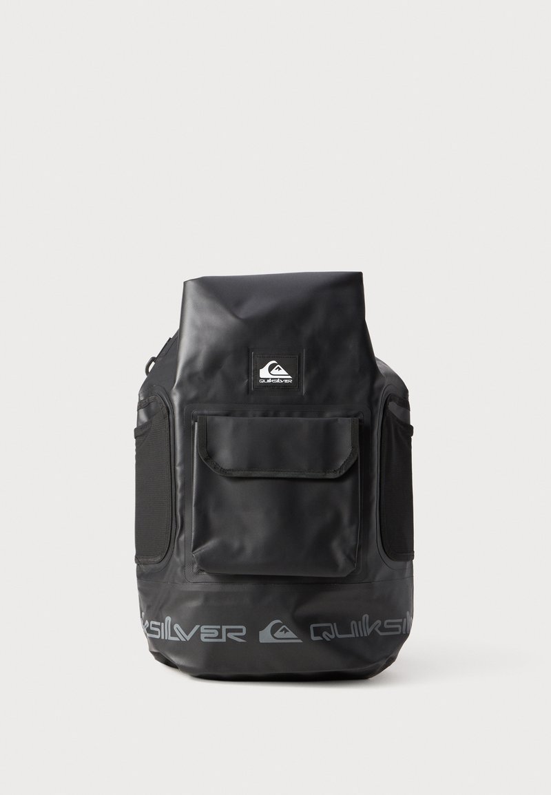Svart vanntett ryggsekk med rull-topplukking, frontlomme, mesh-sidelommer og grå "Quiksilver"-logo nederst.