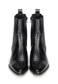 Botines negros con un patrón texturizado de piel de cocodrilo, punta afilada, cremallera corta en el lateral y una lengüeta para ponerlos con facilidad.
