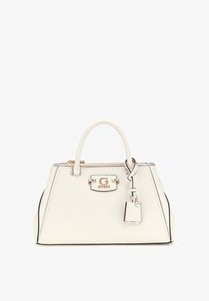 Sac à main en cuir blanc avec une forme structurée, quincaillerie en or, une plaque avec le logo et un charme détachable. Accents noirs contrastés le long des bords.