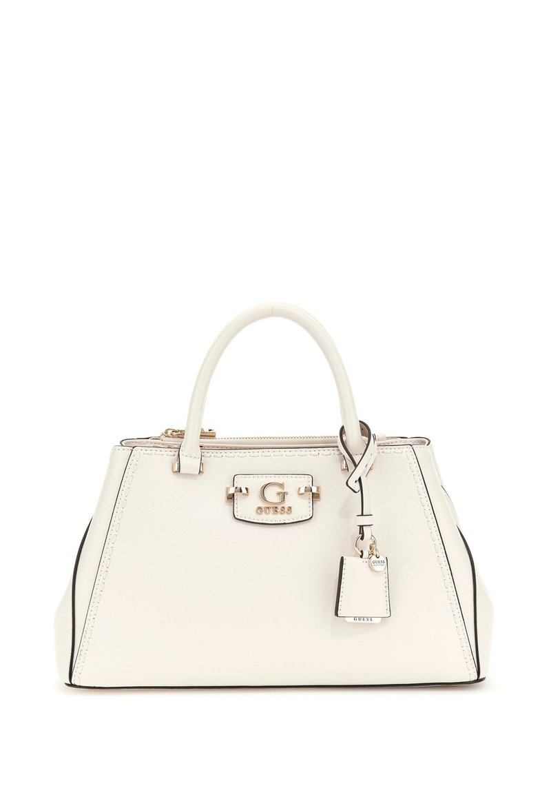 Borsa a mano in pelle bianca con forma strutturata, accessori in oro, una targhetta con logo e un ciondolo rimovibile. Accenti neri a contrasto lungo i bordi.