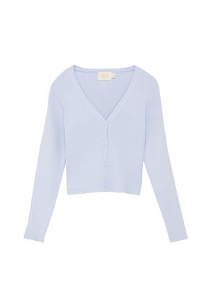 Lyseblå ribstrikket cardigan med V-hals, knaplukning og lange ærmer. Stoffet virker blødt med en struktureret overflade.