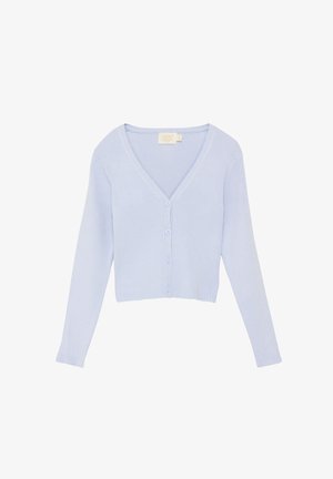 Cardigan bleu clair à côtes avec encolure en V, fermeture à boutons et manches longues. Le tissu semble doux avec une surface texturée.