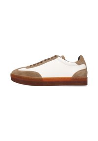 Vita lädersneakers med bruna mockadetaljer, rund tå, bruna snören och en genomskinlig gummisula. Minimalistisk design och rena linjer.