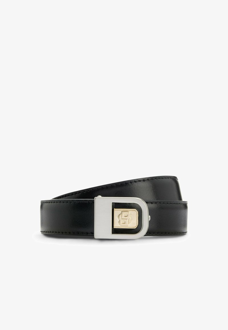 Zwarte leren riem met een gladde afwerking. Voorzien van een rechthoekige metalen gesp in zilver en goud met reliëf logo-detail.