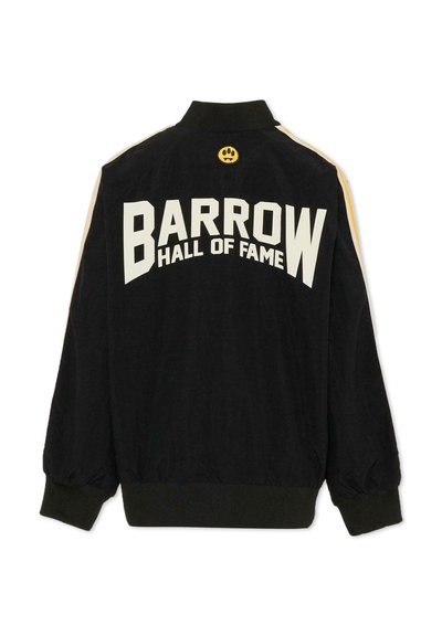 Giacca bomber nera con la scritta "BARROW HALL OF FAME" in bianco sul retro. Polsini e colletto a coste, con strisce gialle di accento sulle maniche.