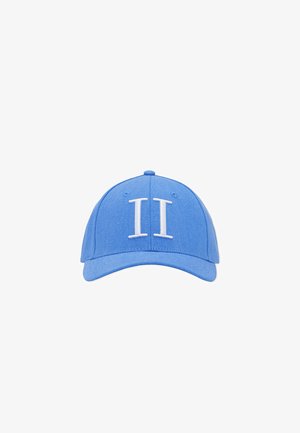 Blå baseballcaps i stoff med strukturert design. Har hvit brodert "II" på forsiden og buet brem.