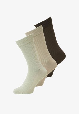 Drie paar geribbelde sneakersokken in lichtbeige, middelbeige en donkerbruin, overlappend en schuin naar rechts weergegeven.