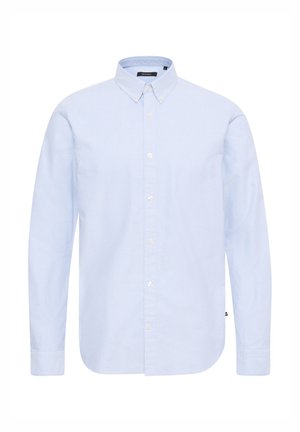 Jasnoniebieska koszula zapinana na guziki z długim rękawem, klasycznym kołnierzykiem i białymi guzikami. Wykonana z gładkiej tkaniny, z zaokrąglonym dołem i minimalnym wystrojem.
