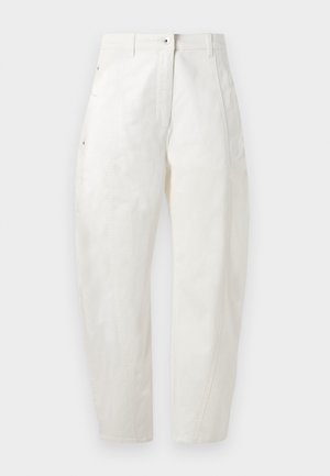 Calças de algodão brancas com um corte relaxado, apresentando fecho de botão, bolsos laterais e detalhes de costura subtis ao longo das costuras.