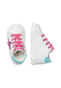 Sneakers bianchi in pelle con lacci rosa, presentano una stella glitterata rosa, un accento turchese e una suola maculata. Dettagli perforati sui lati.