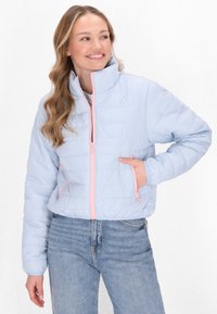 Giacca puffer azzurro chiaro con colletto alto, cerniera rosa e due tasche laterali. Completata con una texture trapuntata e un design corto.