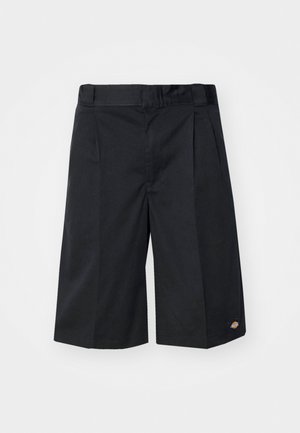 Czarne szorty o dopasowanym kroju, z płaskimi plisami z przodu, standardowym pasem i kieszeniami po bokach. Wykonane z wytrzymałego materiału.