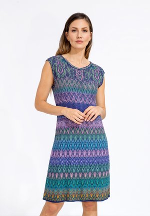 Abito corto senza maniche in tessuto a maglia con un motivo geometrico multicolore in viola, verde e blu, caratterizzato da una silhouette a trapezio.