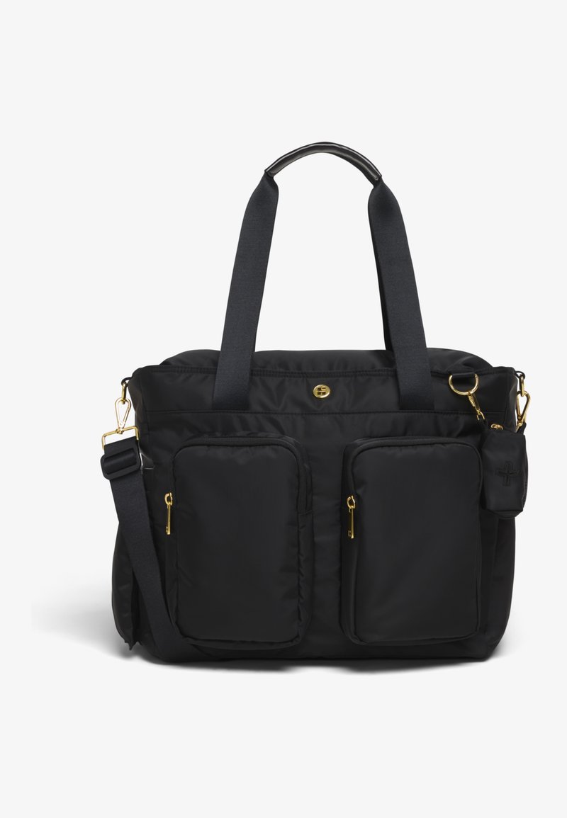 Černá nylonová taška přes rameno s dvojitými předními kapsami, zlatými zipy a odnímatelným přívěskem na klíče. Disponuje dvojitými rukojetmi a ramenním popruhem.