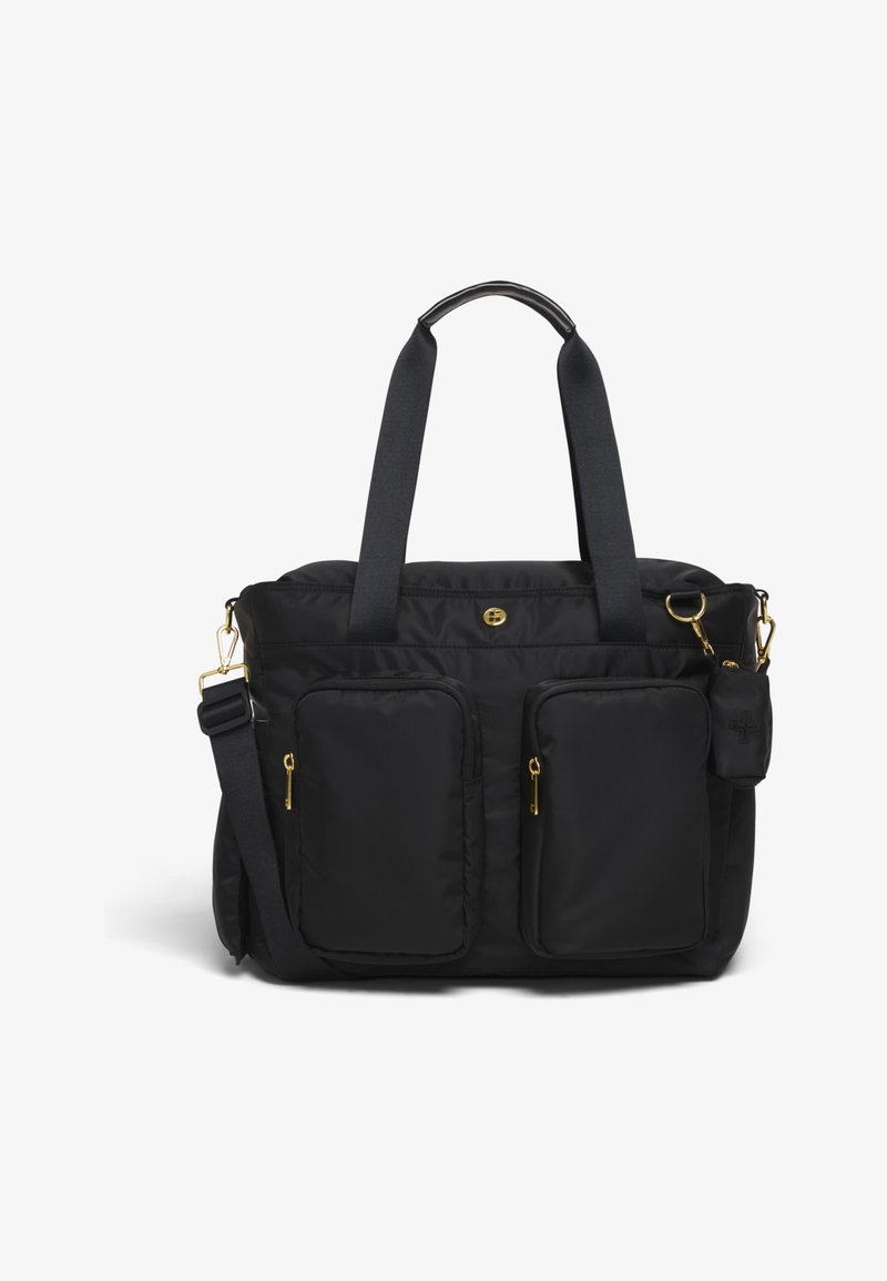 Černá nylonová taška přes rameno s dvojitými předními kapsami, zlatými zipy a odnímatelným přívěskem na klíče. Disponuje dvojitými rukojetmi a ramenním popruhem.