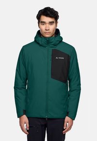 Türkisfarbige Outdoor-Jacke mit einer schwarzen Reißverschlusstasche, durchgehendem Reißverschluss vorne und angenähter Kapuze. Der Stoff wirkt glatt mit matter Oberfläche.