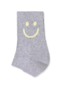 Szare skarpetki w prążki z żółtym wzorem uśmiechniętej buźki z przodu, o miękkiej fakturze i dopasowanym kształcie dla komfortu.