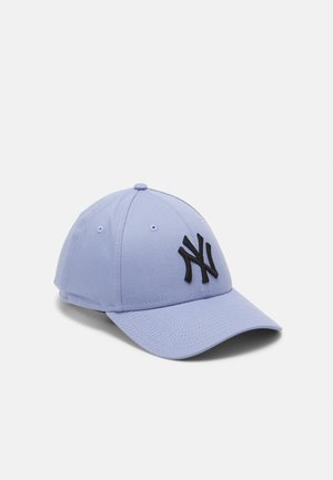 Cappellino da baseball di colore viola chiaro, realizzato in tessuto con visiera curva, dotato di un logo ricamato nero sul fronte e sei cuciture a pannello.