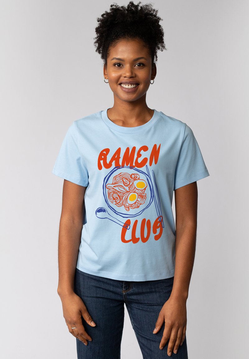 Lichtblauw katoenen t-shirt met een grafiek van een ramenkom en oranje tekst die "RAMEN CLUB" in vetgedrukte letters leest. Klassiek crew neck ontwerp.