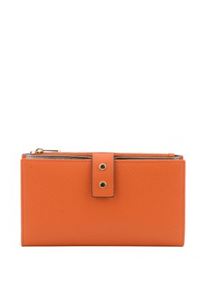 Portefeuille en cuir orange avec une lanière à bouton-pression et un compartiment zippé, conçu pour organiser les espèces, les cartes et les pièces.