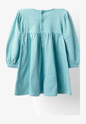 Gaiši zilā kleita, izgatavota no mīksta auduma, ar garām pūkainām piedurknēm, apaļu izgriezumu un tumšāk zilos punktiņos veidotu rakstu. Piecas pogas aizmugurē.