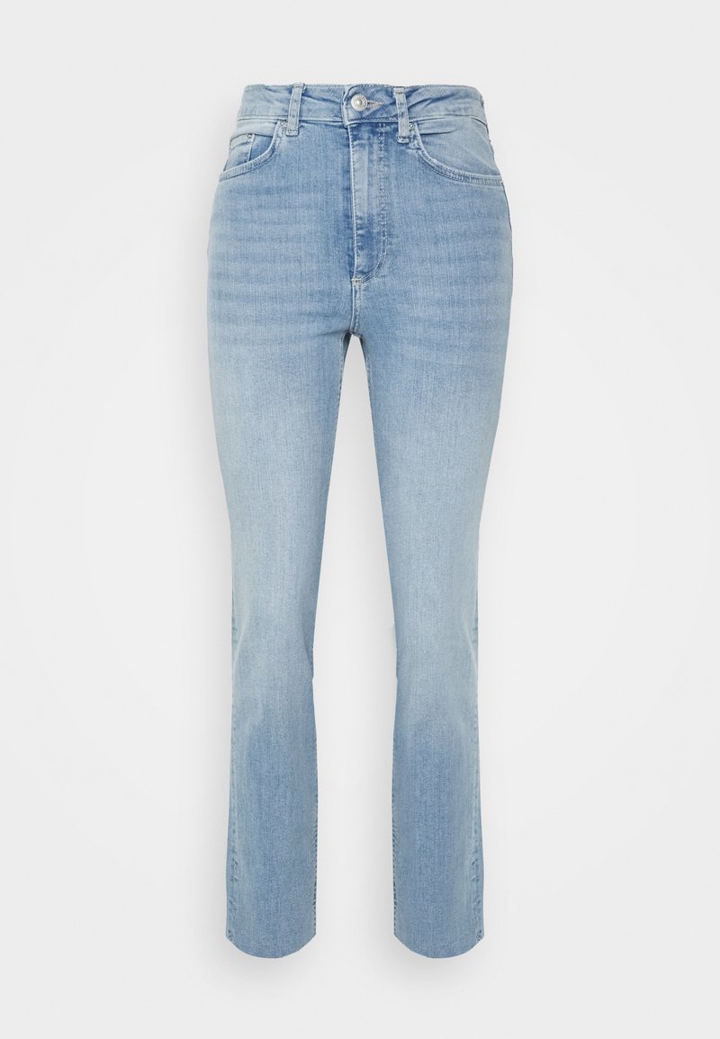 Jeans de ganga azul claro com cintura alta, design de perna reta e desbotamento subtil; apresentam um fecho na parte da frente com botão e bolsos funcionais.