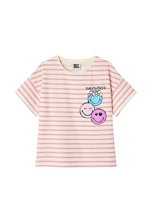 Weißes T-Shirt mit kurzen Ärmeln, rosa horizontalen Streifen und drei bunten Smileys, von denen einer mit Blumen verziert ist, auf der linken Vorderseite.