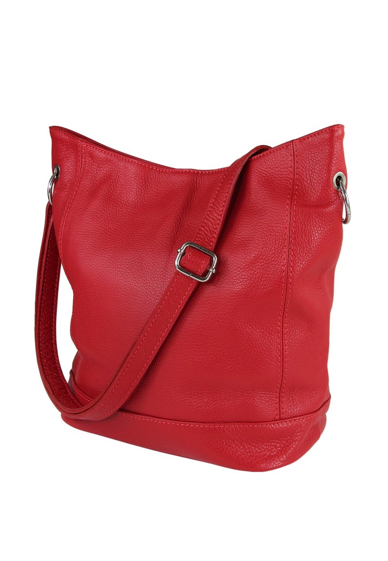 Rode leren draagtas met een zachte textuur, voorzien van een lange riem, zilverkleurige hardware en een nonchalant ontwerp voor een ontspannen uitstraling.