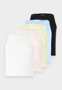 Πέντε πλεκτά αμάνικα τοπ σε λευκό, ροζ, κίτρινο, μπλε και μαύρο, στοιβαγμένα επάνω σε ανοιχτό φόντο.