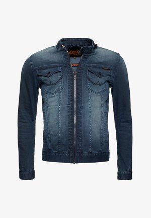 Veste en denim bleu foncé avec fermeture éclair à l'avant, deux poches poitrine et un design de col moderne. Présente des détails décolorés et des poignets élastiques.