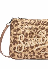 Bolso de mano de tejido con estampado de leopardo en beige y marrón, con texto bordado "Saint B" y "El lugar donde estar", y una correa de hombro desmontable.