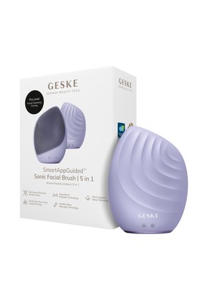 Brosse faciale sonique Lavender GESKE 5-en-1 avec texture ondulée, présentée à côté de son emballage blanc mettant en avant des caractéristiques comme la pulsation intelligente et un nettoyage en profondeur.