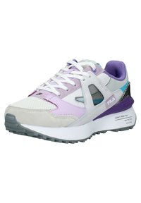 Chaussure de sport violette et grise avec un dessus en mesh, lacets blancs, col rembourré, semelle en caoutchouc texturée et accents de marque.