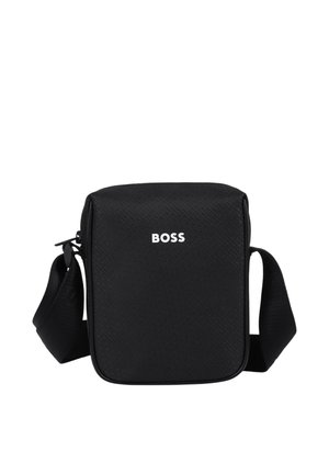 Bolso bandolera negro con correa ajustable, superficie texturizada y el logo blanco "BOSS" centrado en el frente.