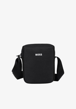 Borsa nera a tracolla con tracolla regolabile, superficie testurizzata e logo bianco "BOSS" centrato sul davanti.