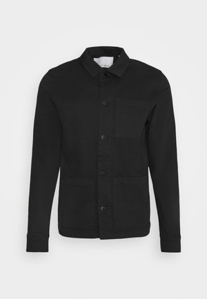 Schwarze Herrenjacke mit Knopfleiste, umgeklapptem Kragen, langen Ärmeln, einer Brusttasche und zwei unteren Fronttaschen.