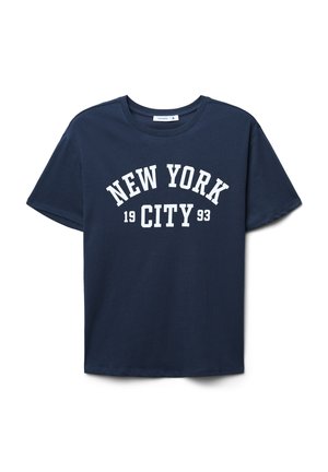 Granatowy bawełniany t-shirt, z okrągłym dekoltem i krótkimi rękawami, na przodzie biały napis: "NEW YORK CITY 1993" w pogrubionej, łukowatej czcionce.
