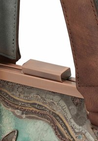 Sac à main en cuir marron avec fermoir métallique, présentant un design à motifs dans des nuances de vert et de gris avec des accents texturés.