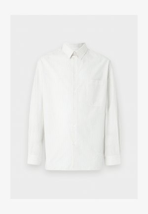 Weißes langärmliges Hemd mit dünnen vertikalen schwarzen Streifen und einer linken Brusttasche, vor einem schlichten Hintergrund dargestellt.