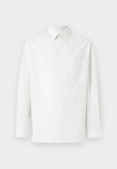 Λευκό μακρυμάνικο πουκάμισο με λεπτές κάθετες μαύρες ρίγες και τσέπη στο αριστερό στήθος, εμφανισμένο σε απλό φόντο.
