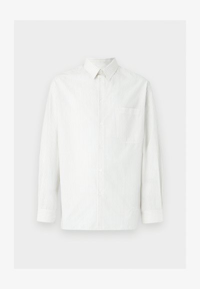 Λευκό μακρυμάνικο πουκάμισο με λεπτές κάθετες μαύρες ρίγες και τσέπη στο αριστερό στήθος, εμφανισμένο σε απλό φόντο.